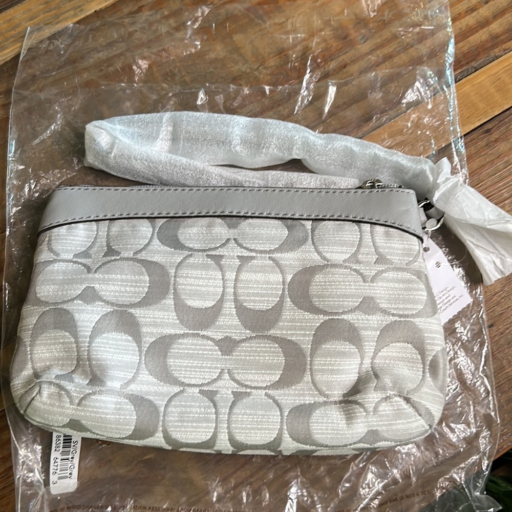 Coach signature medium wristlet BNWT - Picture 6 of 10